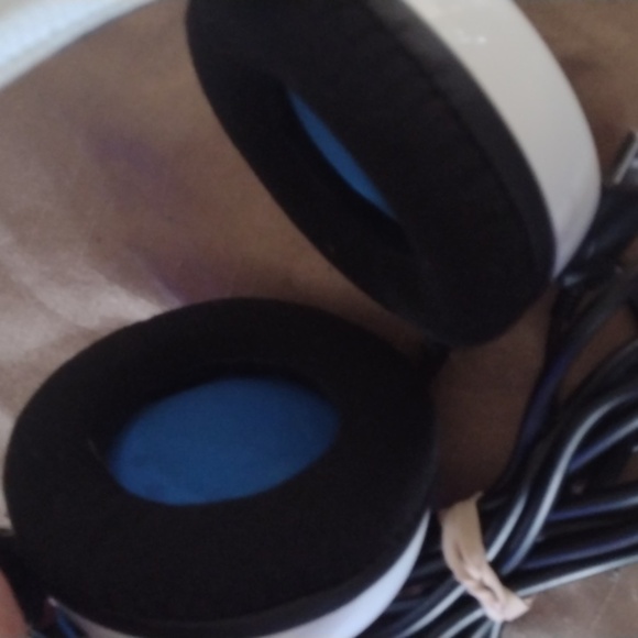 Bionik PS5 White and Black Gaming Headset with USB. NWOT - Picture 3 of 4